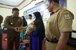 Pemko Banda Aceh Serahkan Bantuan Kepada Warga Miskin
