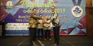 Kemensos Anugerahkan Padmamitra Awards Kepada Plt Gubernur Aceh
