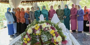 Peringati Hari Ibu, TP PKK Aceh Ziarah ke Makam Keumalahayati