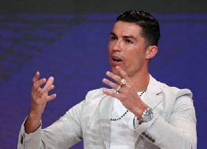 Cristiano Ronaldo Pamer Jam Rolex Rp7,7 Miliar, Berhias Berlian 30 Karat
