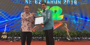 Plt Gubernur Aceh Dianugerahi Penghargaan Replanting Sawit