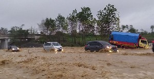 Hujan Lebat, Jalan Tol Jakarta-Cikampek Tergenang