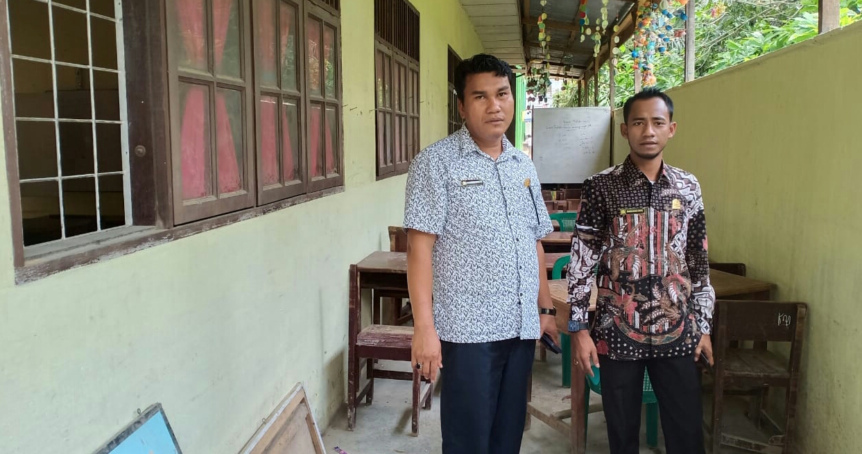 Lantai Dua Tak Bisa Digunakan, Siswa SD Bukit Rata Terpaksa Belajar di Lorong Sempit