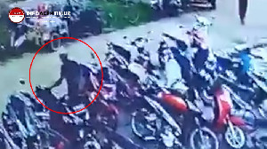 BREAKING NEWS - Pencuri Isi Jok Motor Jama'ah Masjid Lama Idi Rayeuk, Terekam CCTV