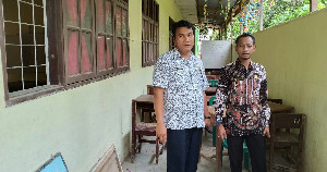 Lantai Dua Tak Bisa Digunakan, Siswa SD Bukit Rata Terpaksa Belajar di Lorong Sempit