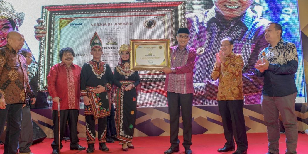 Pemerintah Aceh Terima Serambi Award 2020