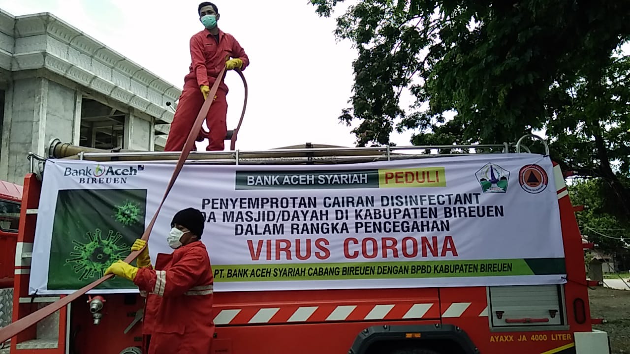 Basmi Virus Corona, Bank Aceh Syariah Bireuen Somprot Disinfektan di Fasilitas Umum