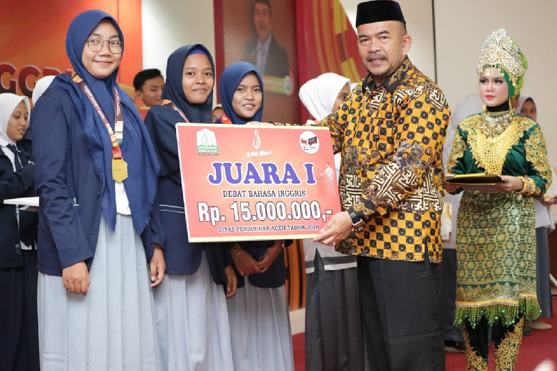 Pelajar SMK Kota Langsa, Juara Debat Bahasa Inggris se-Aceh