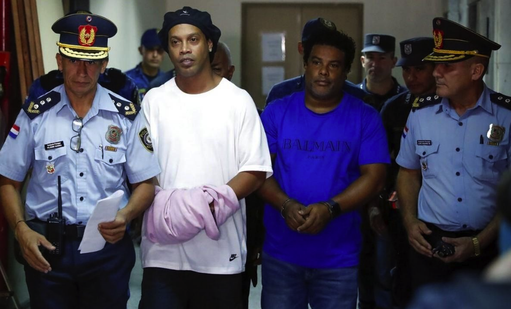 Pakai Paspor Palsu, Ronaldinho Dipenjara