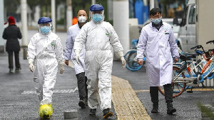 Rumah Sakit Darurat Corona di China Ditutup,   Staf Medis Rayakan Lepas Masker