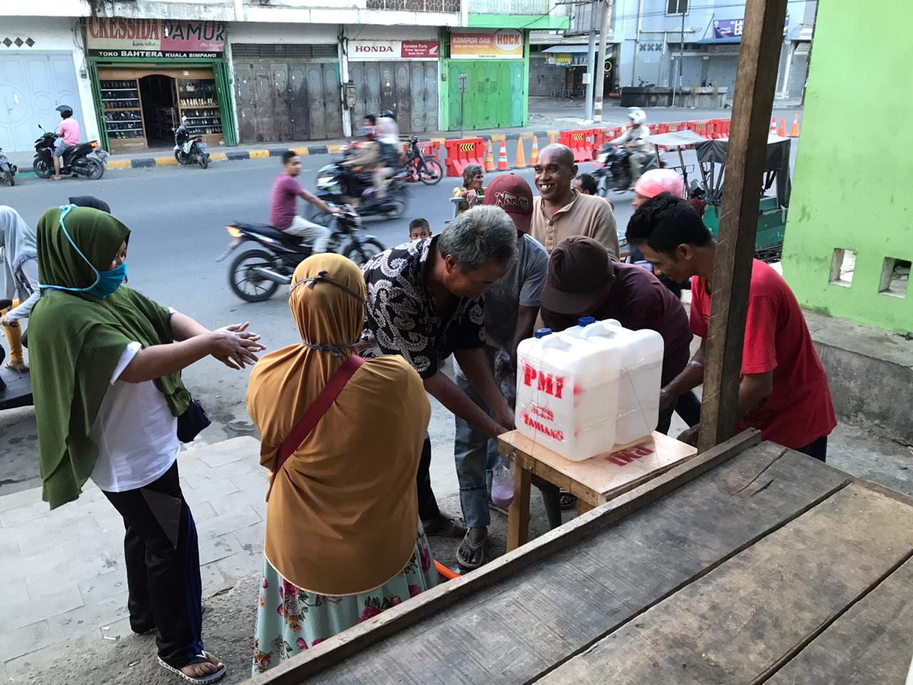 Cegah Corona, PMI Aceh Tamiang Sediakan Tempat Cuci Tangan di Pajak dan Masjid