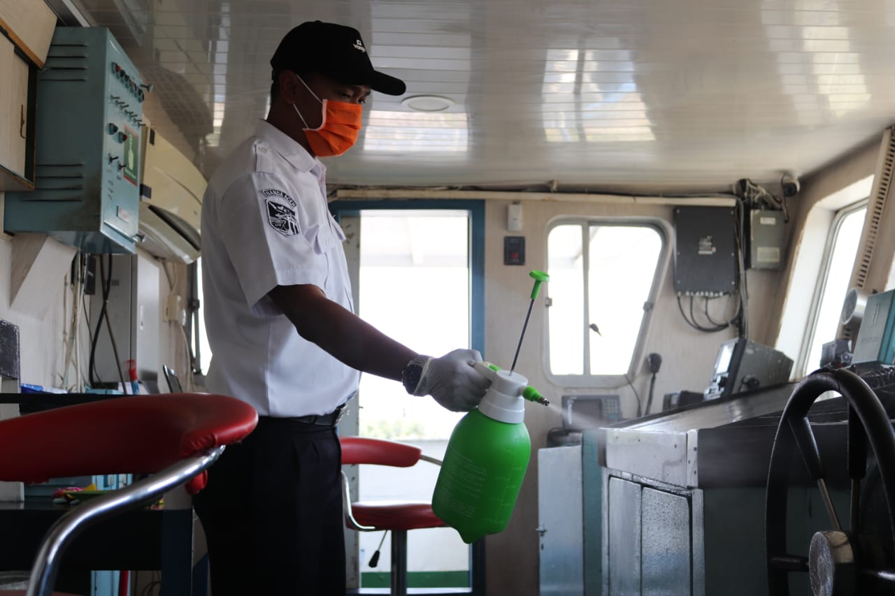 Antisipasi Penyebaran Covid-19 di Dalam Kapal, ASDP Cabang Aceh Lakukan Penyemprotan Disinfektan