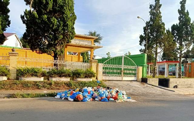Sampah Masih Dibuang di Pendopo