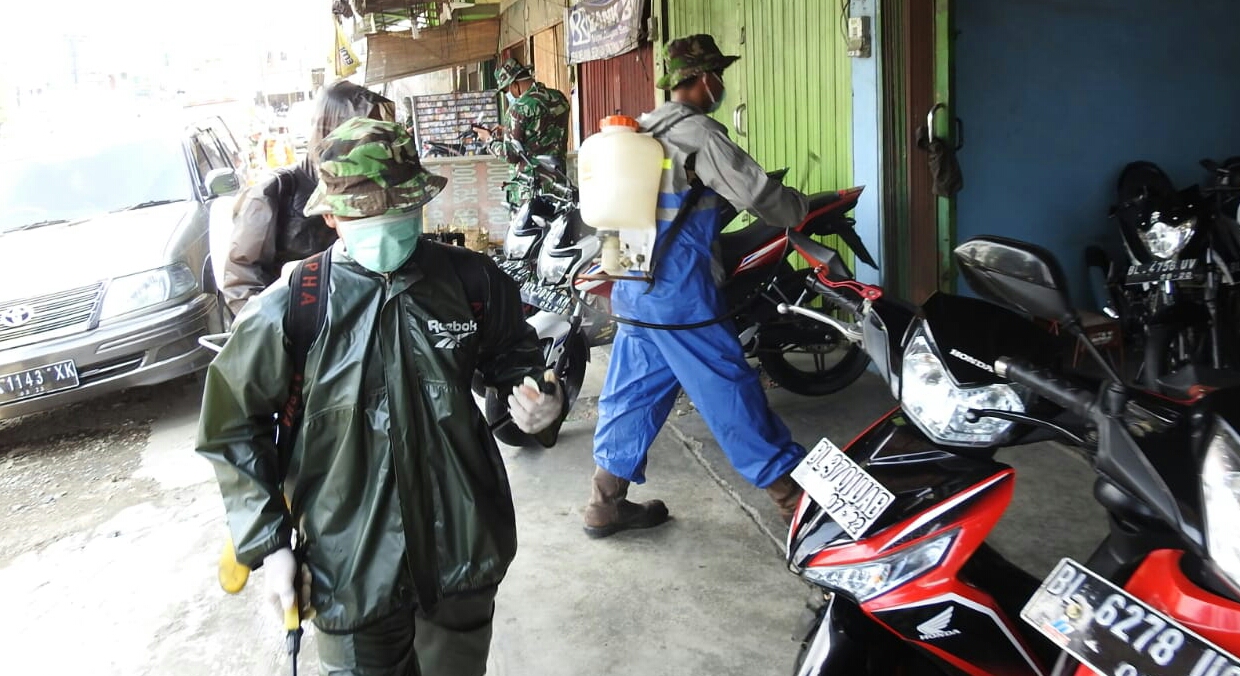 Antisipasi Penyebaran Covid-19,  Kodim 0117 Bersama BPBD Aceh Tamiang Semprot Disinfektan di Fasilitas Umum