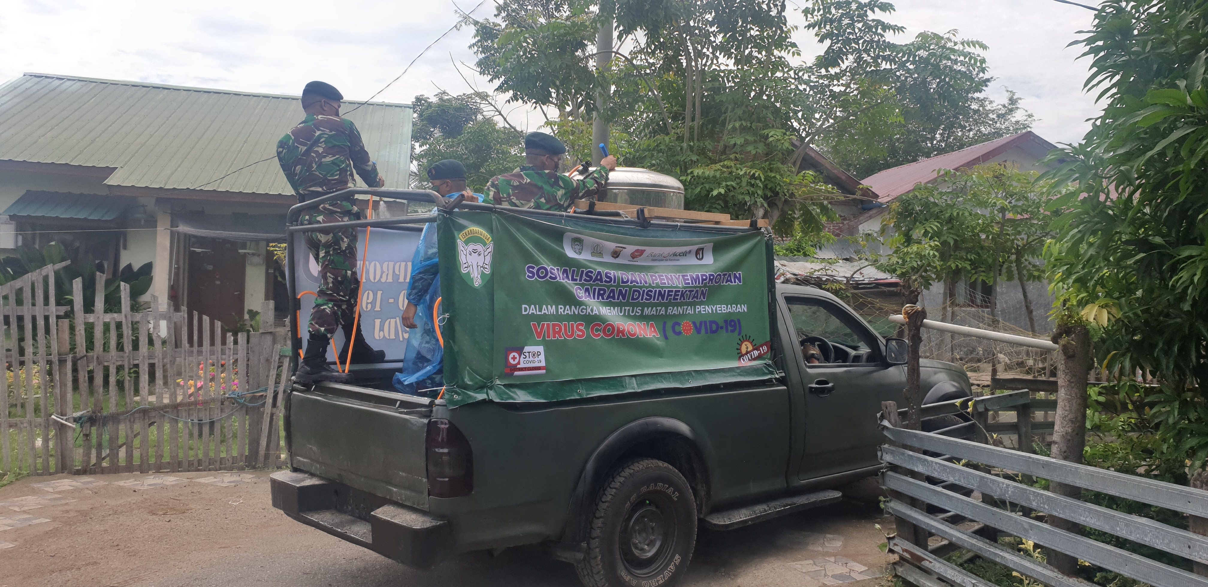 Detasemen Intelijen Kodam IM Lakukan Penyemprotan Rumah Warga di Desa Alue Naga