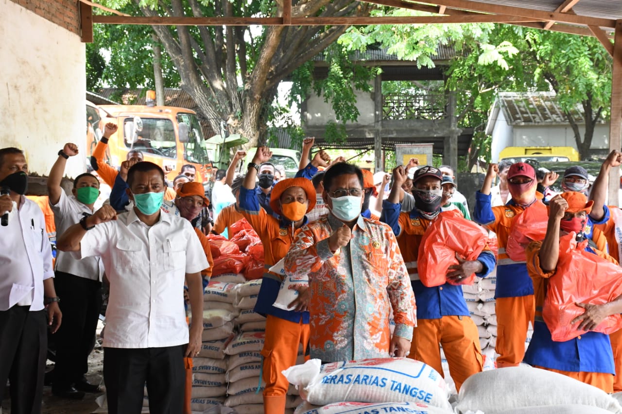 Aminullah Salurkan Paket Bantuan Untuk 'Pasukan Orange' Banda Aceh