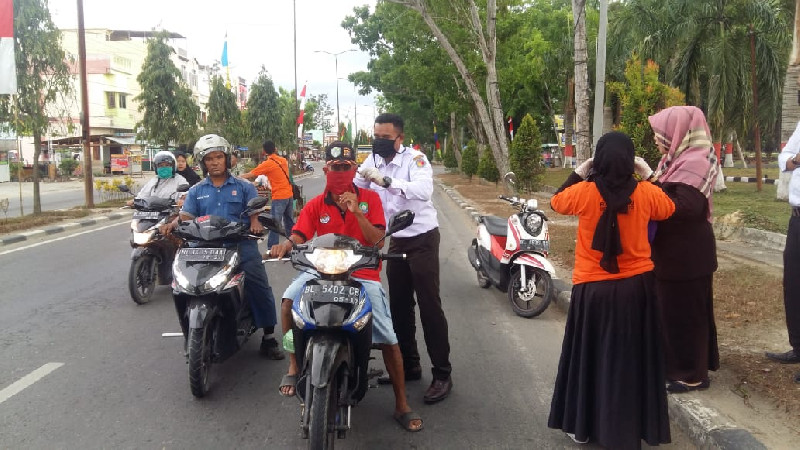 Panwaslih Aceh Tamiang Bagikan Masker Kain dan Sembako untuk Warga