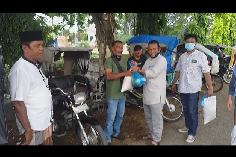 Covid-19, ISMI Aceh Bagikan Paket Sembako ke Tukang Becak