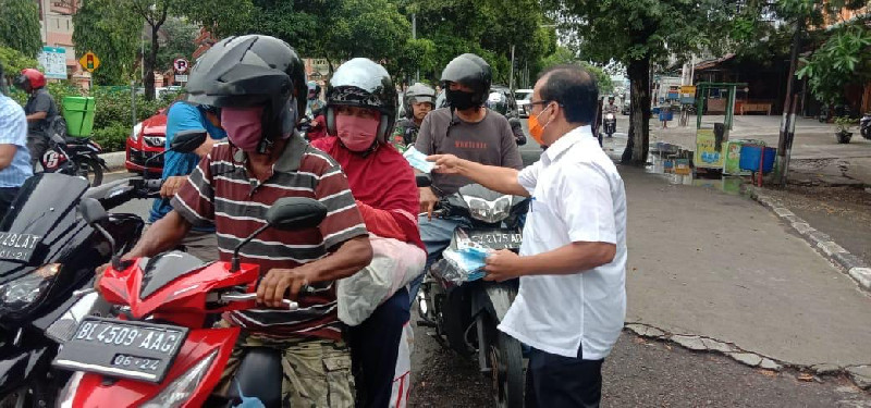 Eselon III dan IV Pemda Aceh Bagi Masker untuk Pengguna Jalan