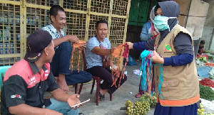 Cegah Corona, Gebetan Bagi Masker Kain untuk Pedagang di Pasar