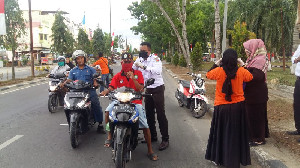 Panwaslih Aceh Tamiang Bagikan Masker Kain dan Sembako untuk Warga