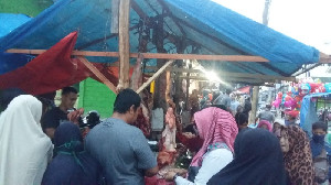 Penjual Daging dan Pembeli di Pajak Bawah Aceh Tamiang Abaikan Protokol Kesehatan