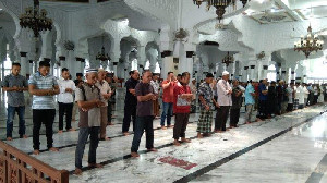 Shalat Berjamaah Physical Distancing Mulai Dilaksanakan di Masjid Raya  Baiturrahman