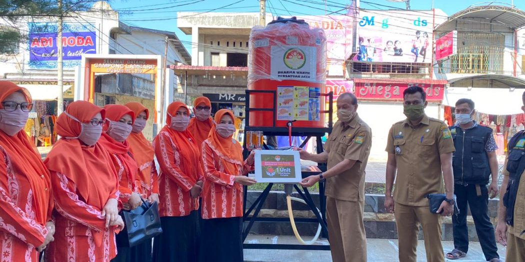 DWP Aceh Serahkan Wastafel Portable ke Pasar Lambaro