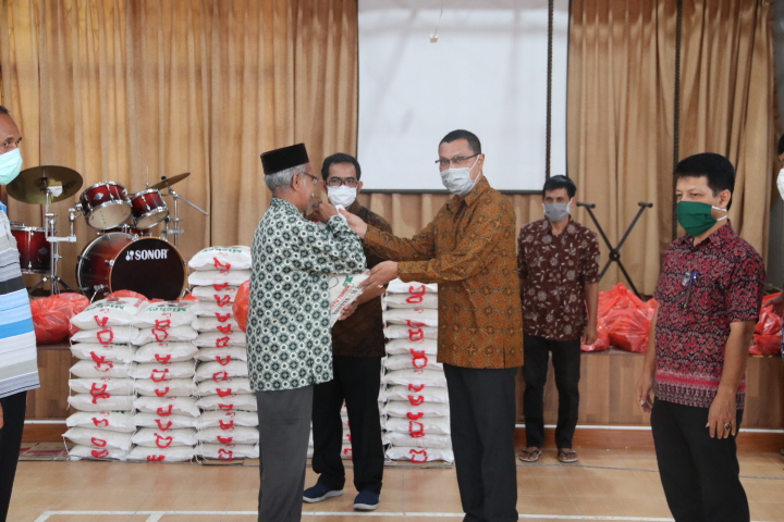 Covid-19, Kadis Energi dan Sumber Daya Mineral Aceh Serahkan Bantuan untuk Warga