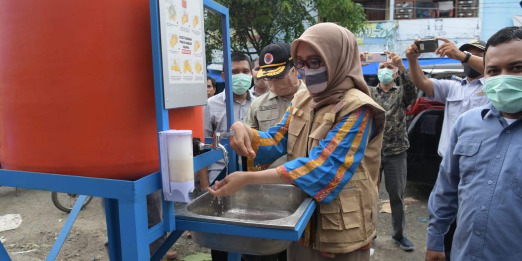 Istri Plt Gubernur Serahkan Wastafel Portabel Bantuan Perusahaan untuk Masyarakat