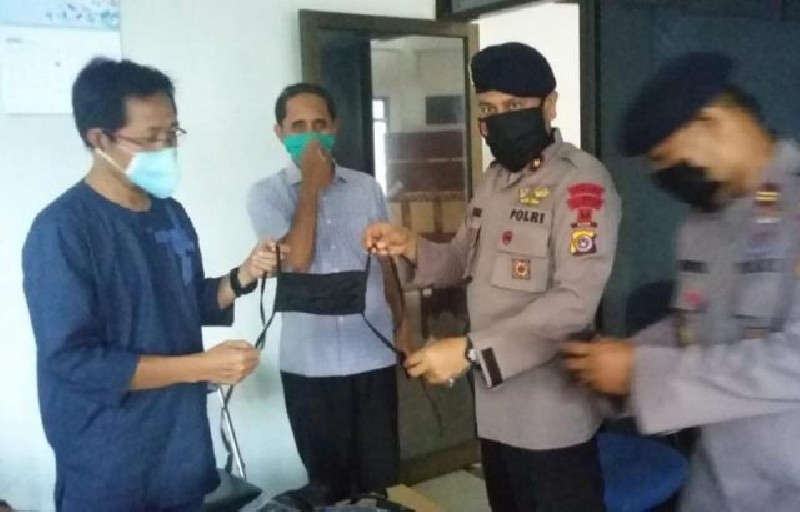 Gegana Brimob Polda Aceh Sumbang Masker Jahitan Ibu-ibu Bhayangkari ke PWI Aceh