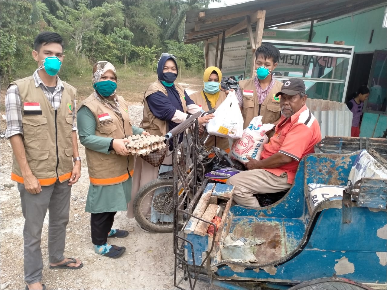 Yayasan Gebetan Bagikan Paket Sembako untuk Tukang Becak dan Lansia