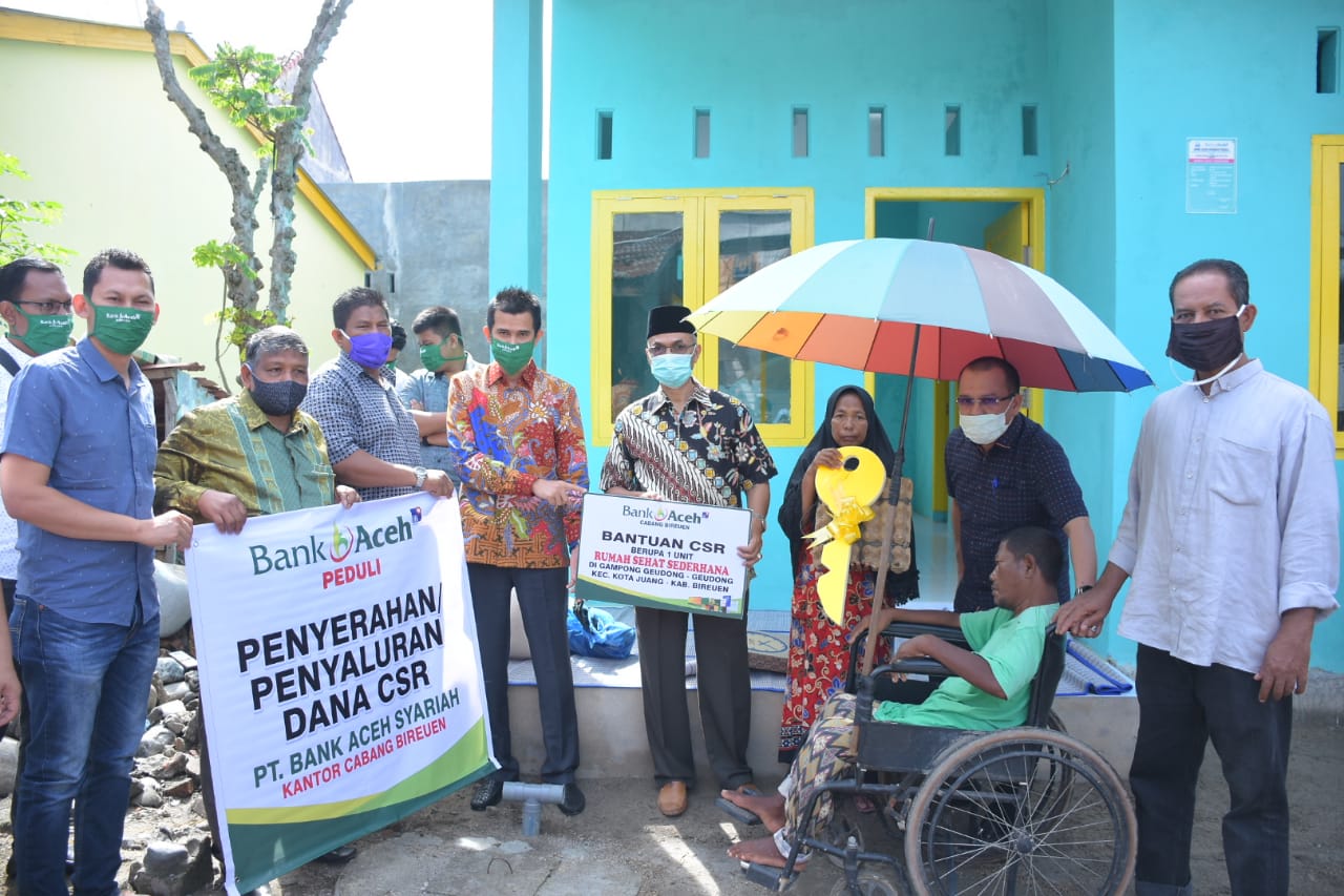 Bank Aceh Syariah Cabang Bireuen Bantu Dua Unit Rumah untuk Masyarakat Miskin