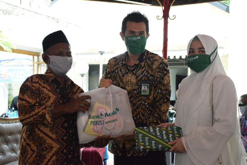 Bank Aceh Syariah Cabang Bireuen Serahkan Bantuan Sembako