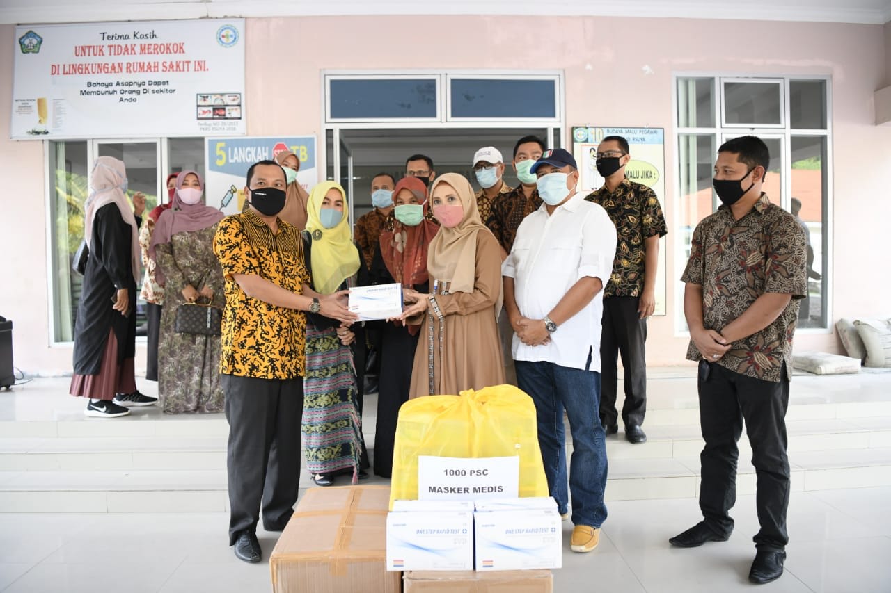 Dyah Antar Bantuan Alat Kesehatan untuk Rumah Sakit Yuliddin Awai Aceh Selatan
