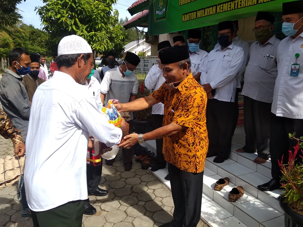 FKUB Aceh Salurkan Bantuan Sembako Kepada 100 Orang Marbot di Pesisir Aceh Besar