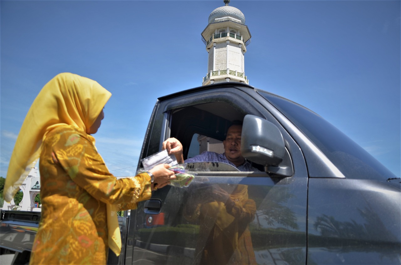 Ketua PKK Banda Aceh Kembali Bagikan Masker Untuk Warga Kota