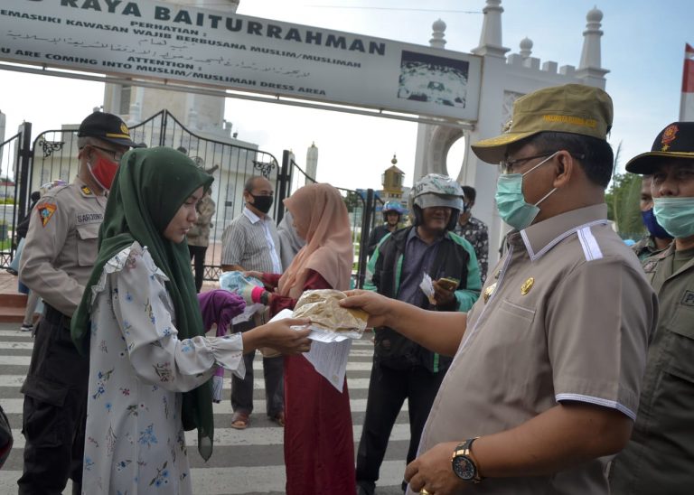 Walikota Pimpin Razia Masker Warga Banda Aceh