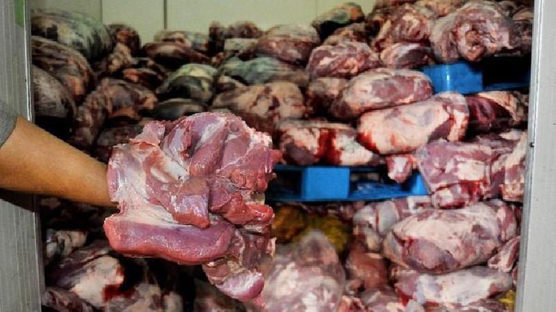 63 Ton Daging Babi Dikemas Menyerupai Daging Sapi di Bandung