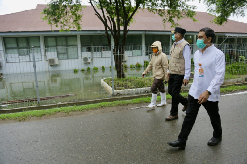 Plt Gubernur Tinjau Ruang Isolasi Pasien Covid-19 yang Tergenang Banjir