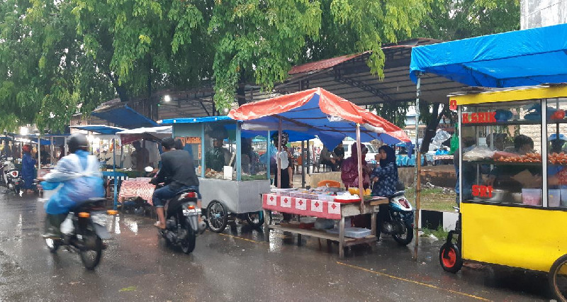 Diguyur Hujan, Pedagang Takjil di Bireuen Sepi Pembeli