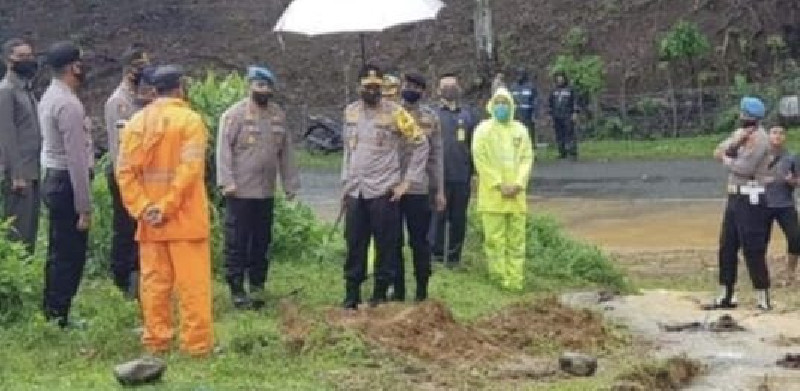 Polda Aceh dan Ketua Kadin Aceh Atasi Longsor di Gunung Paro