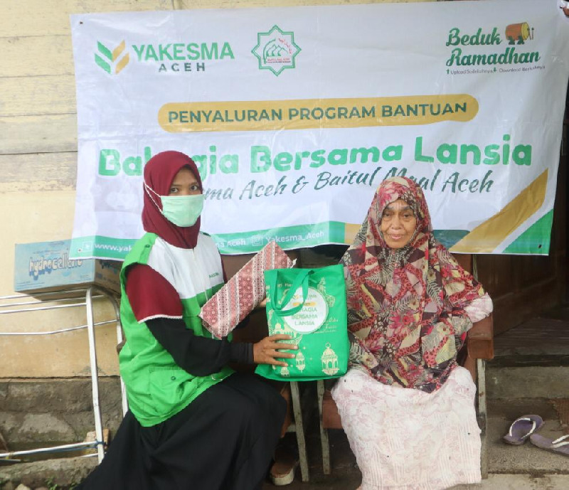 Yakesma Aceh Salurkan Paket Mukena dan Sarung untuk Lansia