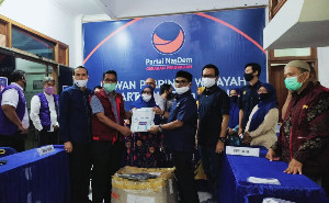 Bantu Tenaga Medis, NasDem Aceh Serahkan Bantuan 150 APD dan 28 Ribu Masker