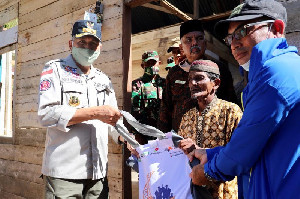 Plt Gubernur Antar Bantuan untuk Korban Puting Beliung di Pulo Aceh