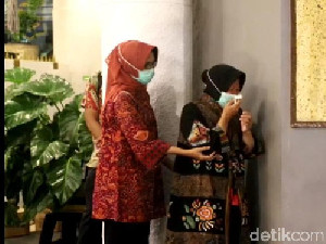 Kala Risma Menangis Haru Terima Sejumlah Bantuan dari BIN
