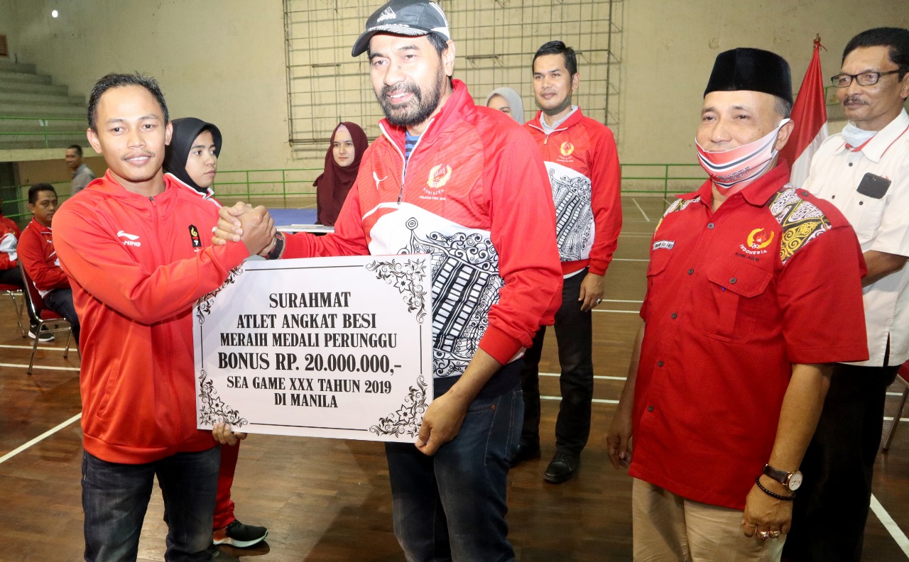 KONI Aceh Serahkan Bonus untuk Para Atlet