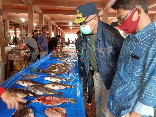 Plt  Gubernur Aceh Beli Ikan dan Takjil di  Takengon