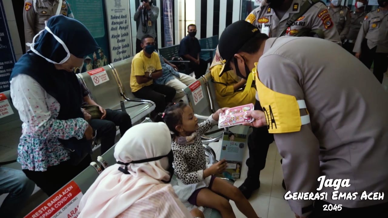Viral Video Kapolda Aceh Irjen Pol Wahyu Widada Bagi-bagi Buku untuk Anak Aceh