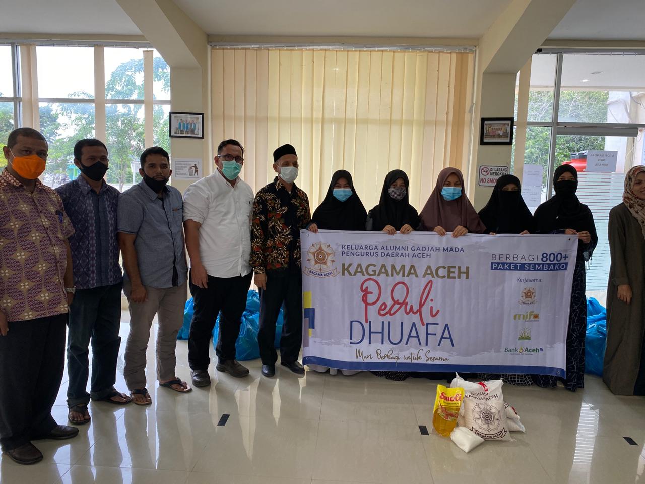 Kagama Aceh Salurkan Bantuan Paket Sembako Sebanyak 814 kepada Warga Terdampak Covid-19